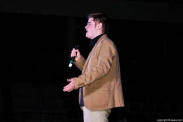 Un joven quinto se atrevió a cantar en directo