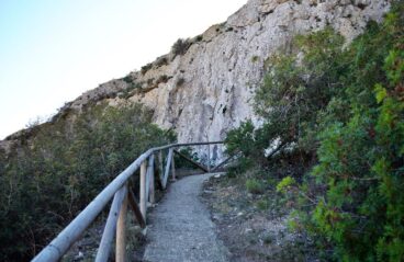 Inicio de la senda a los pies del peñón