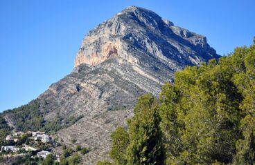 El Montgó vigila a su segundo punto más alto, el peñón de Santa Lucía