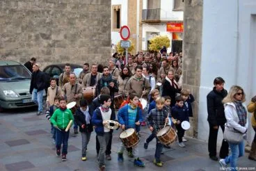 La romería a su salida de la Plaça de l’Església