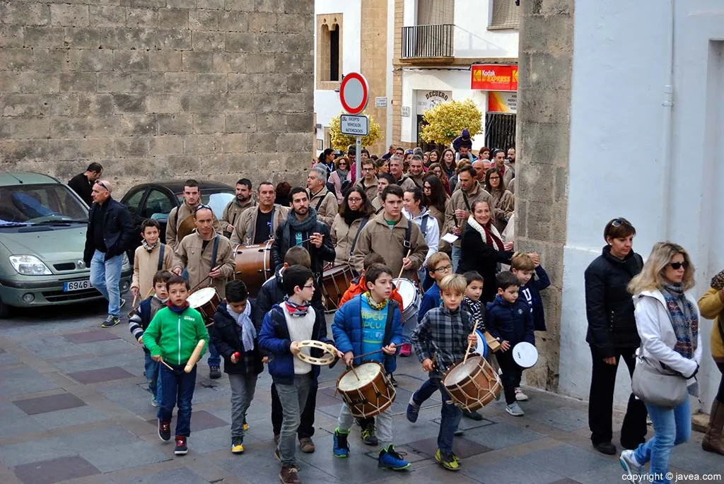 La romería a su salida de la Plaça de l'Església