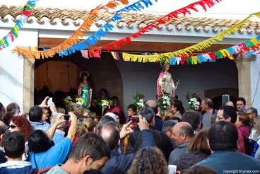 Mucha expectación a la salida de las dos santas