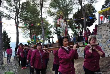 Mayoralesas de Santa Lucía portando a Santa Lucía y Santa Bárbara