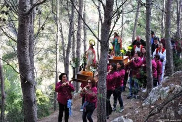 Los mayorales 2014 portaron a las dos santas a través de la montaña