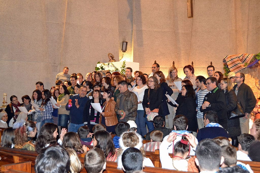 Los padres de los niños y niñas de Catequesis realizaron una improvisada actuación
