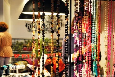 Collares y bisutería solidaria en uno de los puestos del Black Market