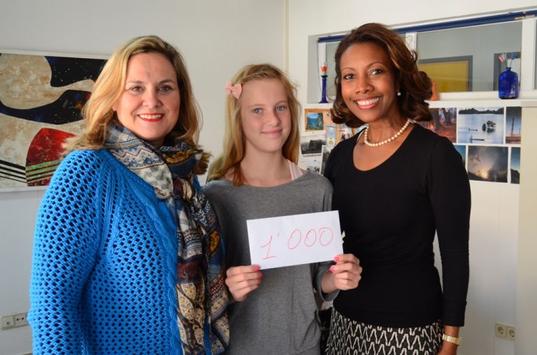 Una familia noruega realiza un donativo al área de Servicios Sociales