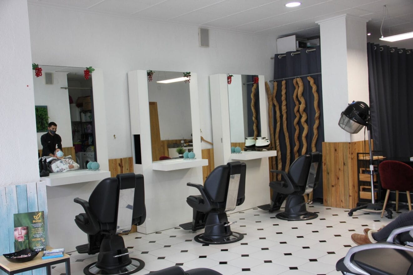 Sillones en un salón de peluquería en Jávea - Charlie & O