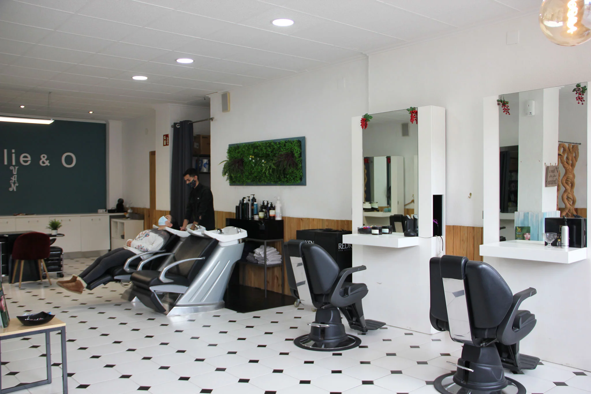 Vista general de una peluquería en Jávea – Charlie & O