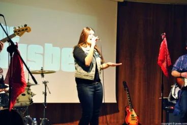 Cristina Starodub demostró su talento como vocalista del grupo