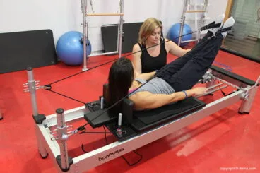 Clase de pilates con máquinas