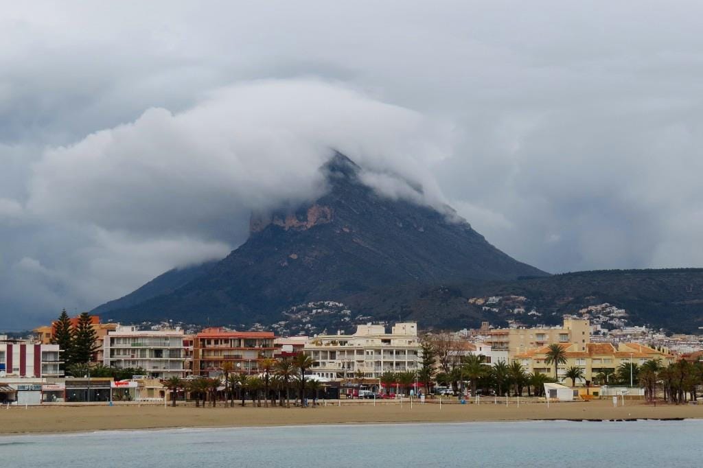 El Montgó cubierto durante las precipitaciones