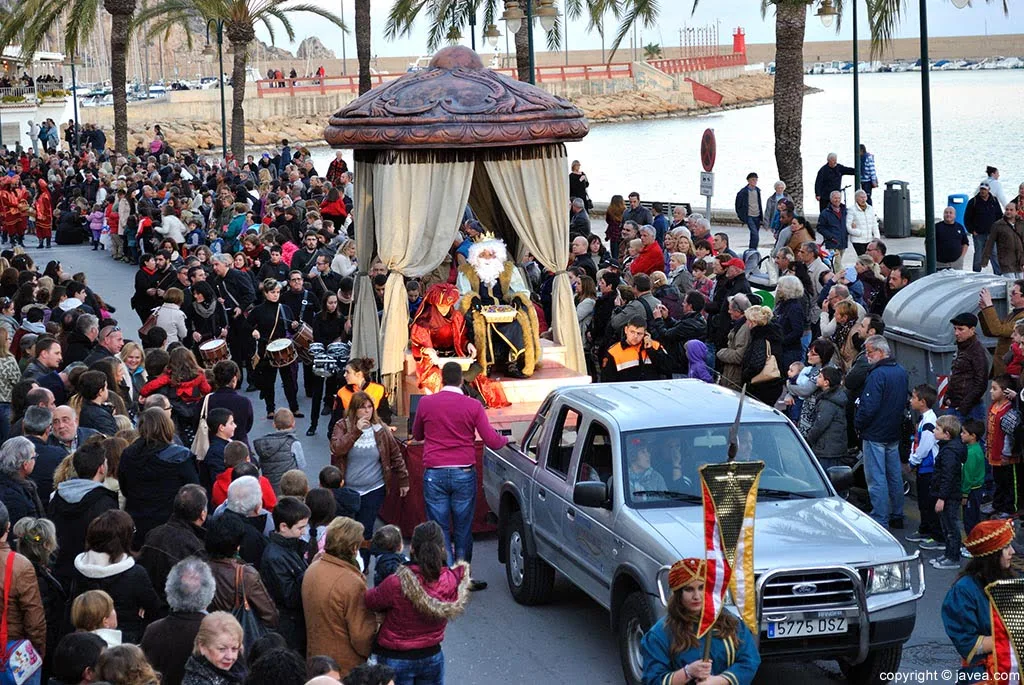 El Rey Melchor a su paso por las calles de Jávea