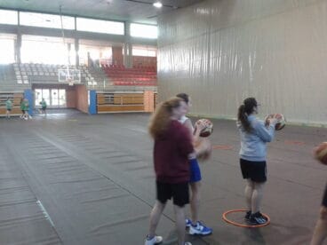 Jugadoras entrenando sobre las lonas