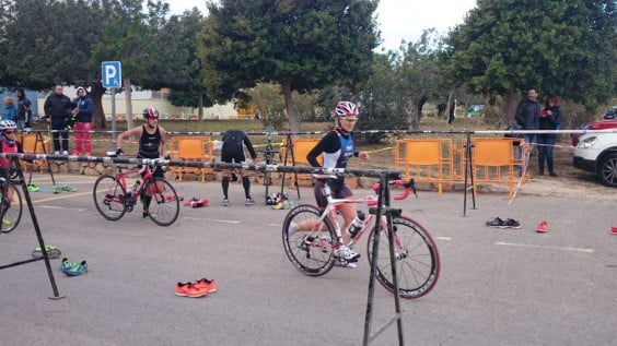Cristina Roselló en el momento de coger la bicicleta