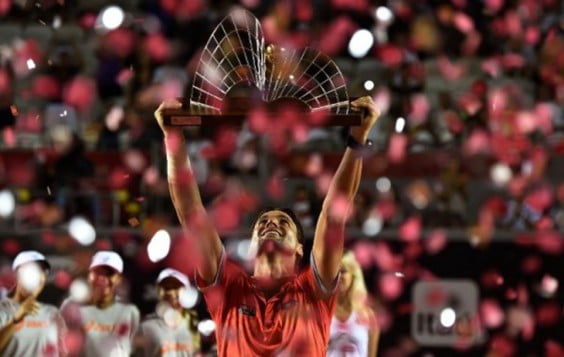 David Ferrer levantando el trofeo en Río de Janeiro