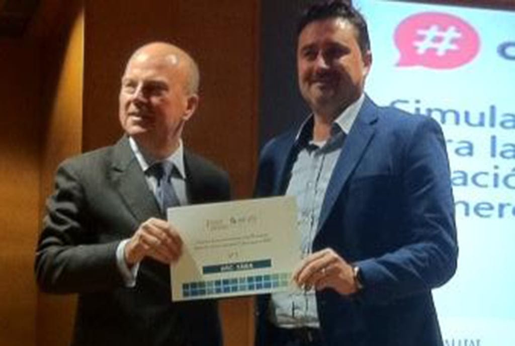 Juan Luis Cardona recogiendo el certificado