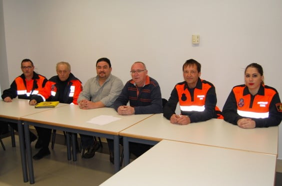 Juan Ortolá junto a miembros de Protección Civil