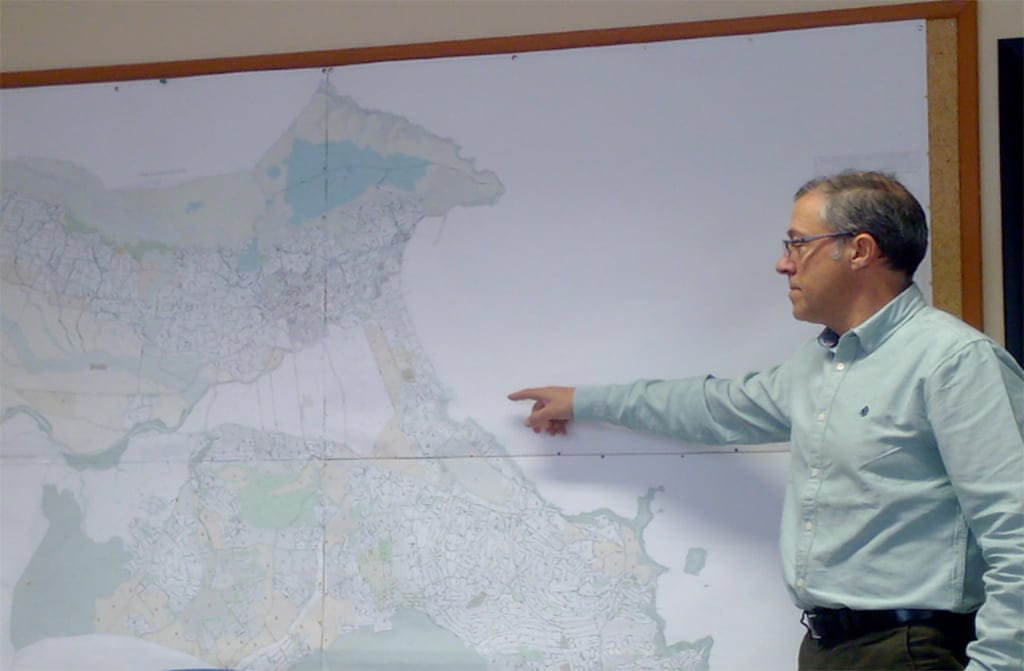 Pere Sapena mostrando el Plan General de Xàbia