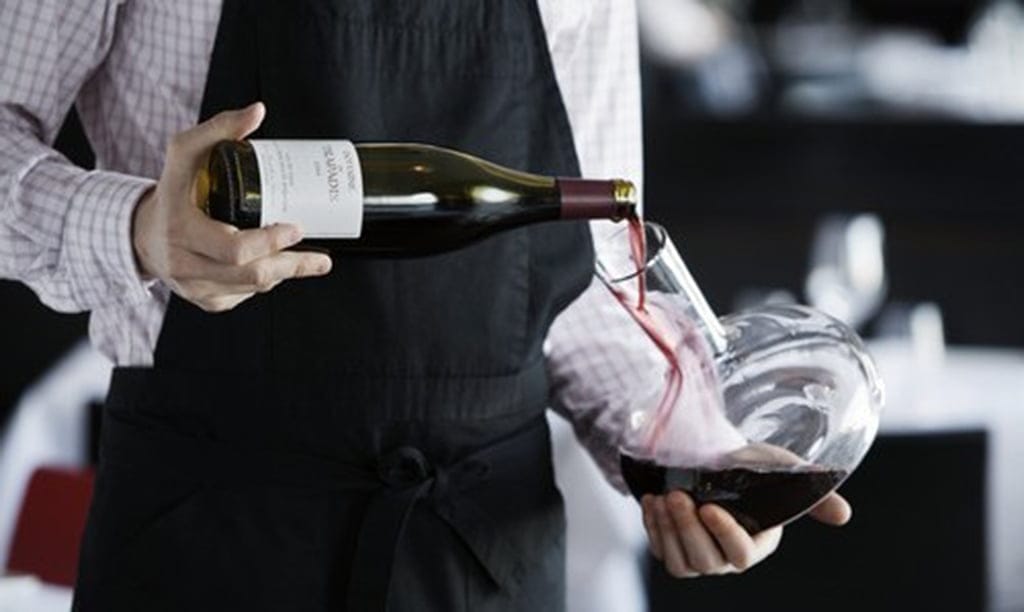 Sumiller decatando el vino