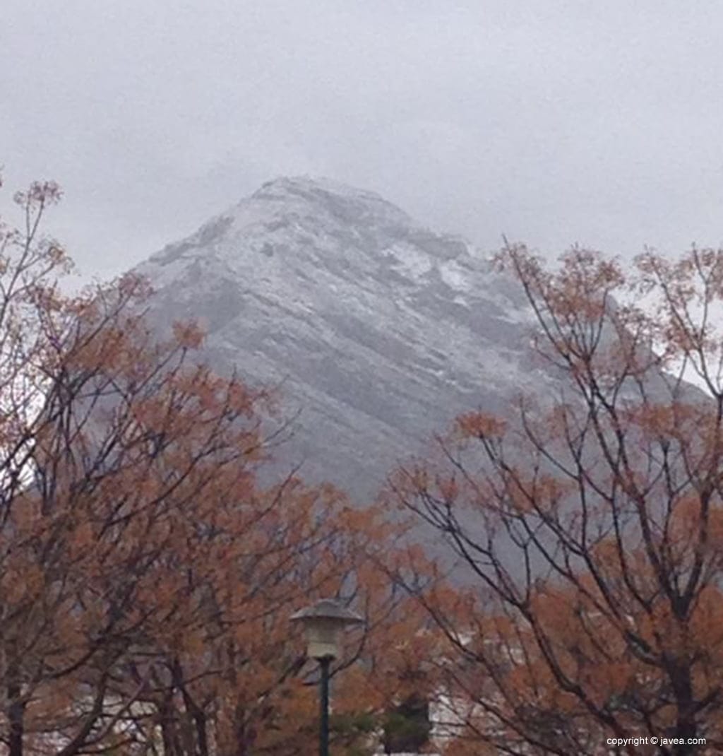 Vista del Montgó nevado desde Jávea