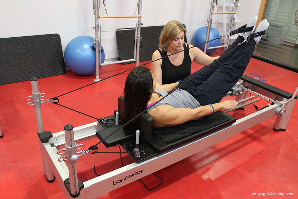 clase de pilates con máquinas