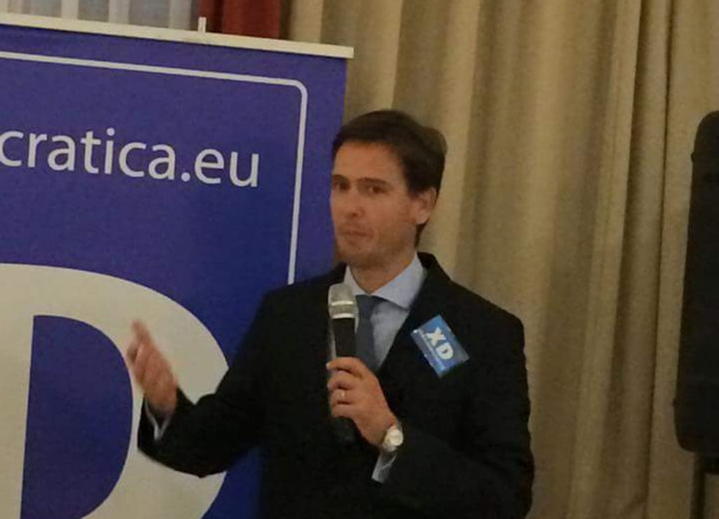 Óscar Antón durante su locución