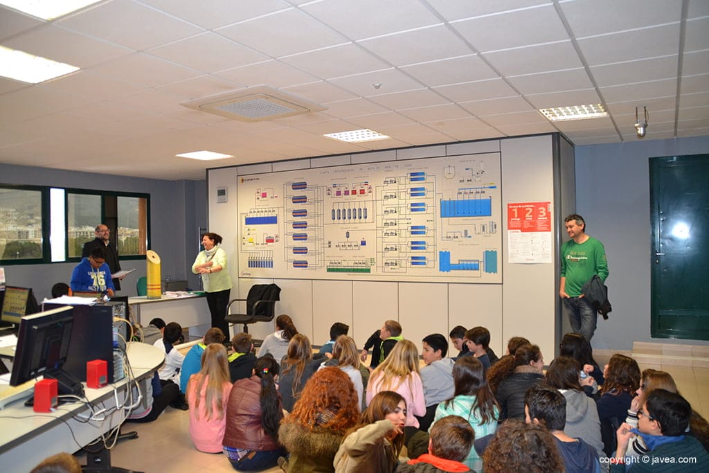 Alumnos de secundario en la visita a la desaladora de Xàbia