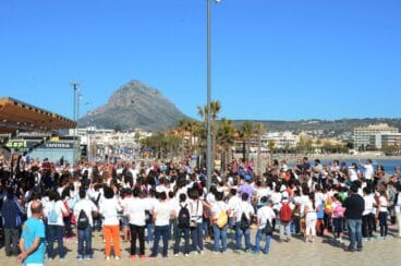 Curiosos viendo la batucada