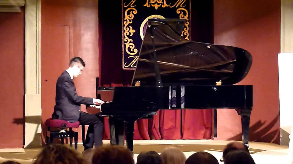 Diego Navas tocando el piano