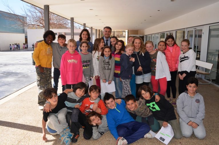 José Chulvi junto a alumnos del colegio Arenal