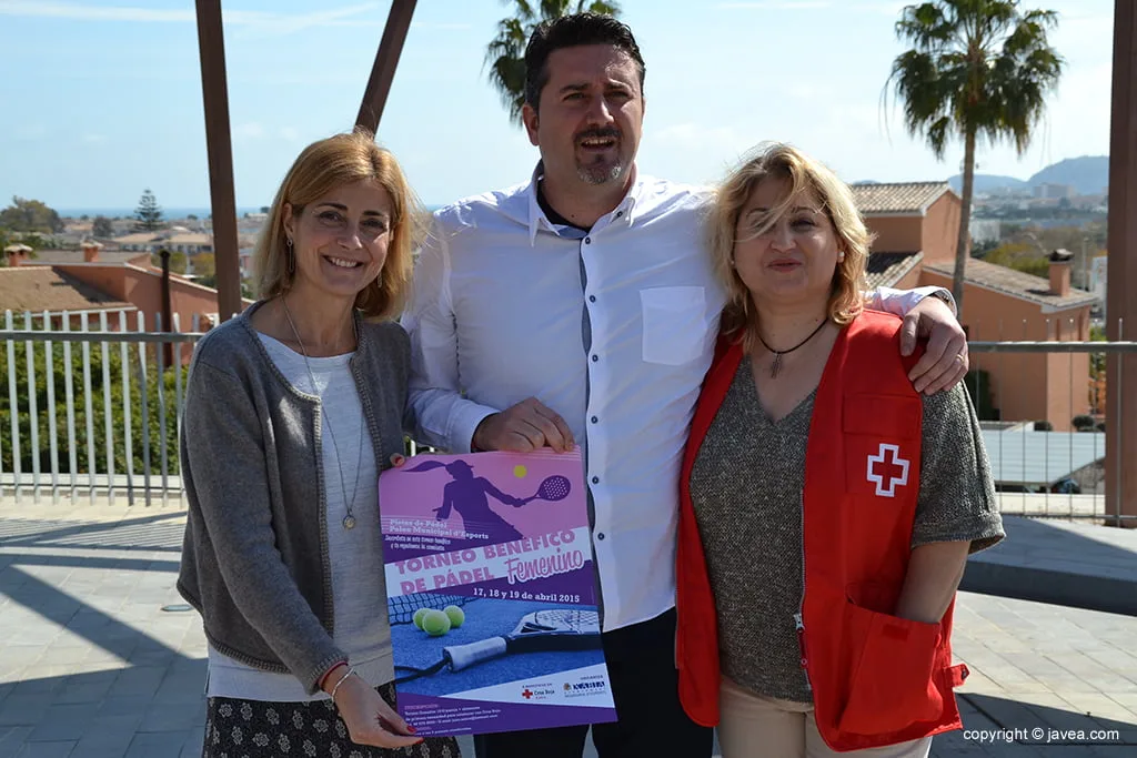 Juan Luis Cardona junto a Amparo Botella y Mayca Aranda
