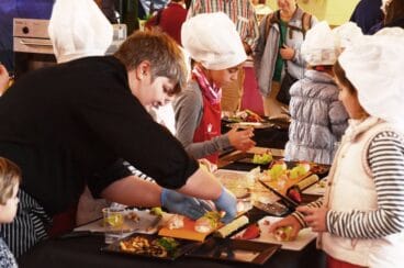 Niños de Mercatchef elaborando platos