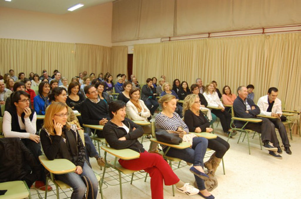 Participantes en una de las charlas de la Escuela de Padres del IES. Antoni Llidó