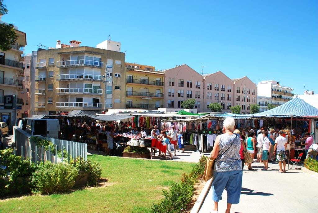 Puestos del mercadillo de los jueves en Jávea