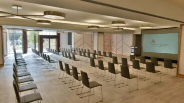 Amplia sala de reuniones
