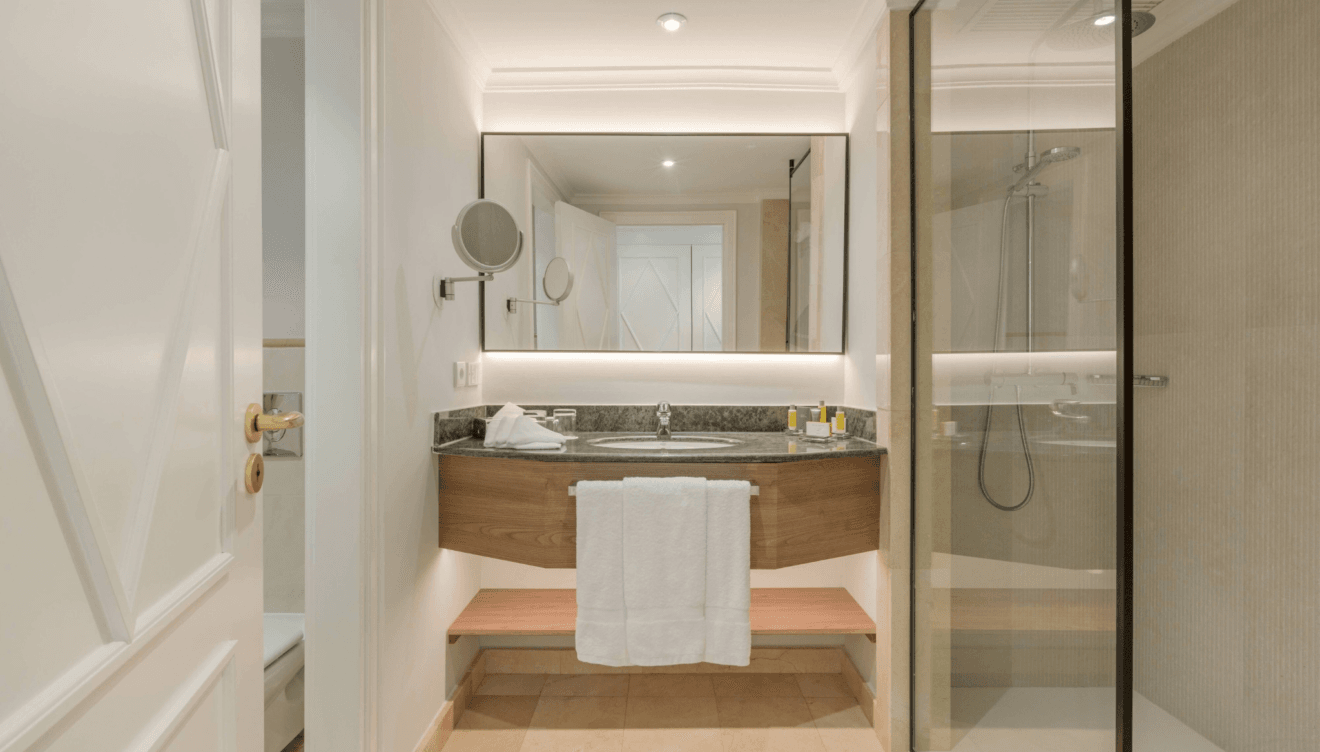Baño de mármol con ducha de hidromasaje en Hotel La Sella