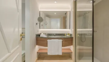 Baño de mármol con ducha de hidromasaje en Hotel La Sella