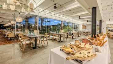 Degustaciones de quesos y embutidos en el comedor del hotel