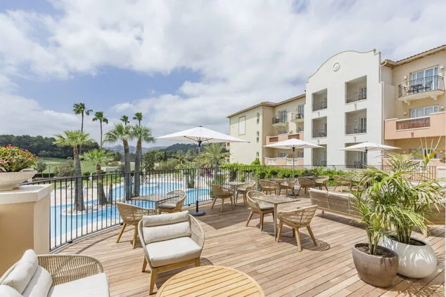 Imagen: Terraza alrededor de la piscina - Hotel Dénia Marriott La Sella Golf Resort & Spa
