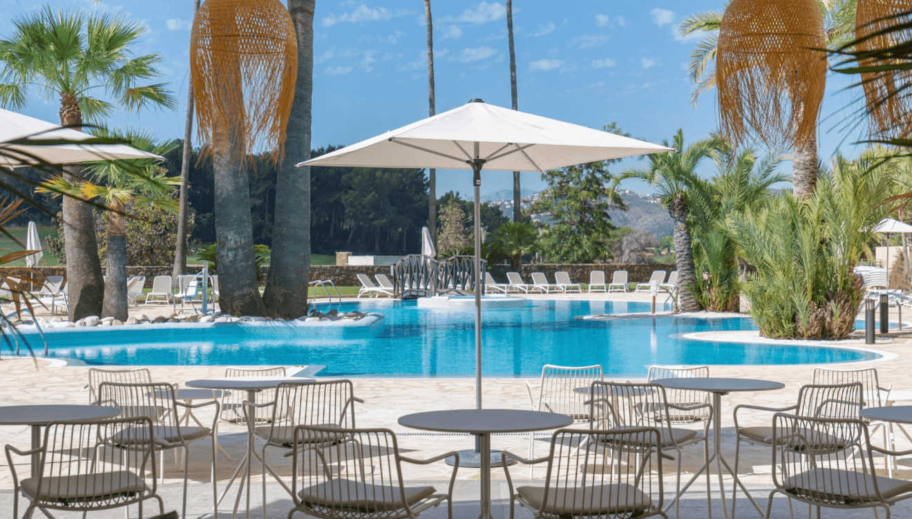 Zona de descanso e instalaciones de la piscina del resort