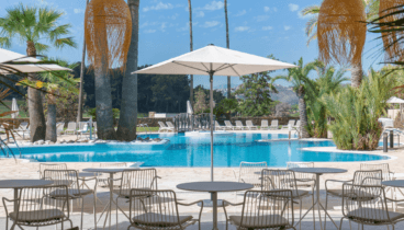 Zona de descanso e instalaciones de la piscina del resort