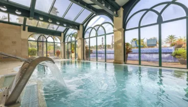 Zona de relajación y pileta fría en el spa del hotel