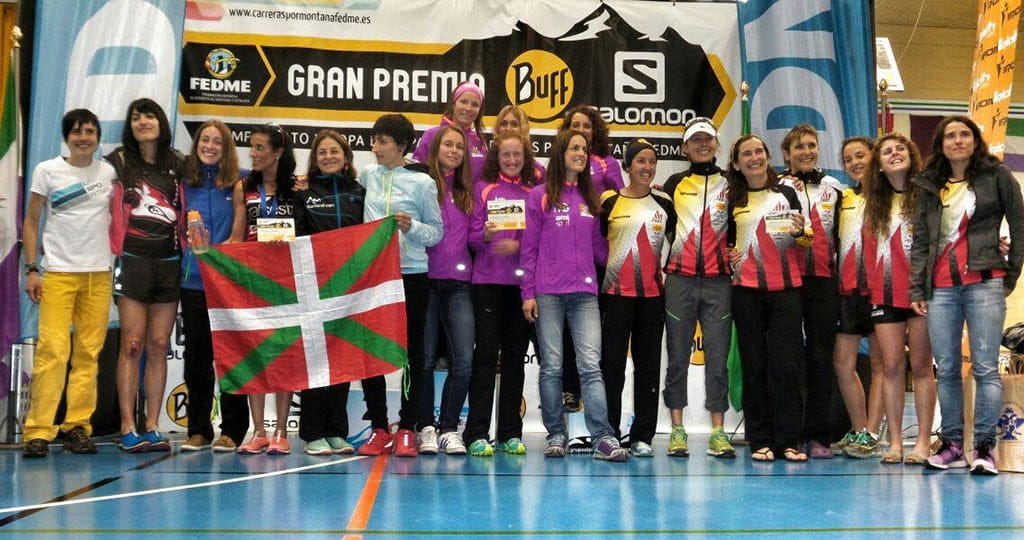 Aine Sentous en el podium con sus compañeras de la Selección Valenciana