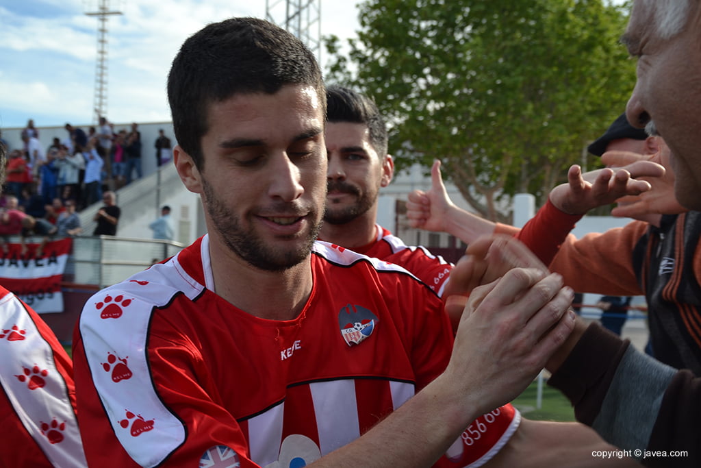 Armando celebrando el tercer gol del Jávea