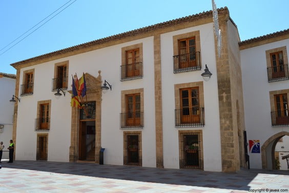Ayuntamiento de Jávea en la Plaza de la Iglesia