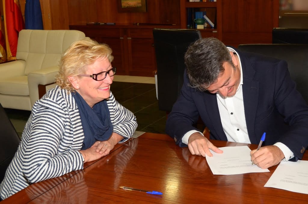 Chulvi firmando el convenio con la Asociación de Amas de Casa