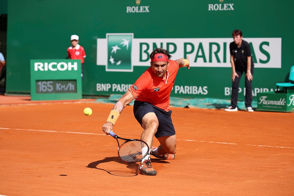 David Ferrer golpeando de revés en Montecarlo