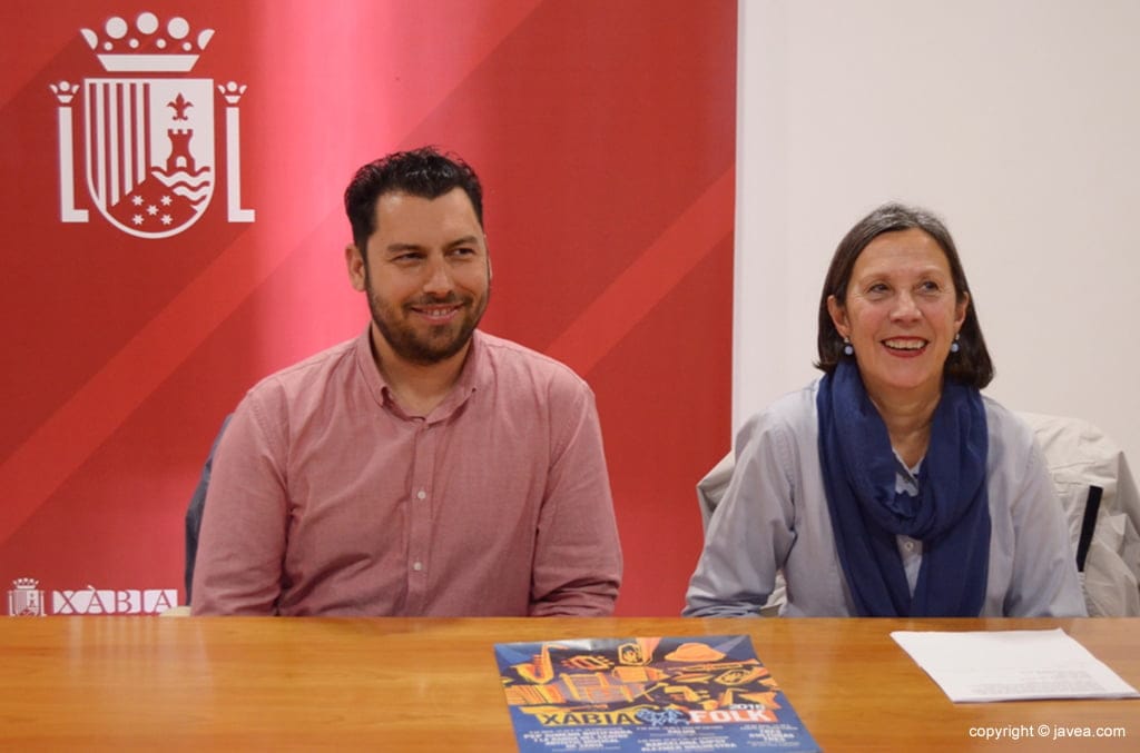 Empar Bolufer y Joan Buigues presentaron el Xábia Folk