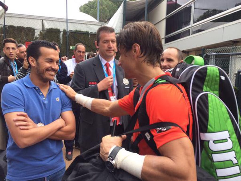 Ferrer saludando a Pedro jugador del FC. Barcelona